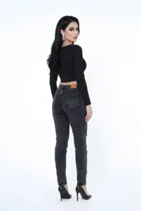 Pantalon negro rasgado 2
